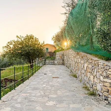 Hébergement de vacances Cozy Pool-side House With Sea View