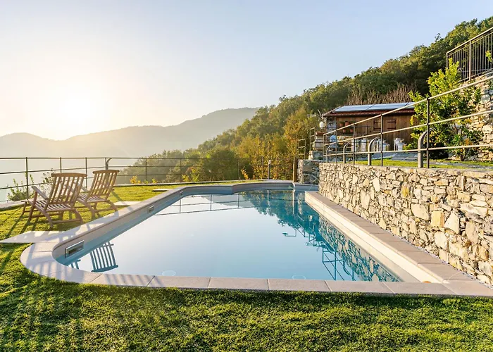 Cozy Pool-side House With Sea View Feriehus